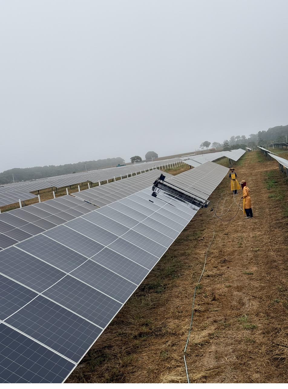 Robô Matrix Clean 1.0 realizando limpeza em usina de placas solares