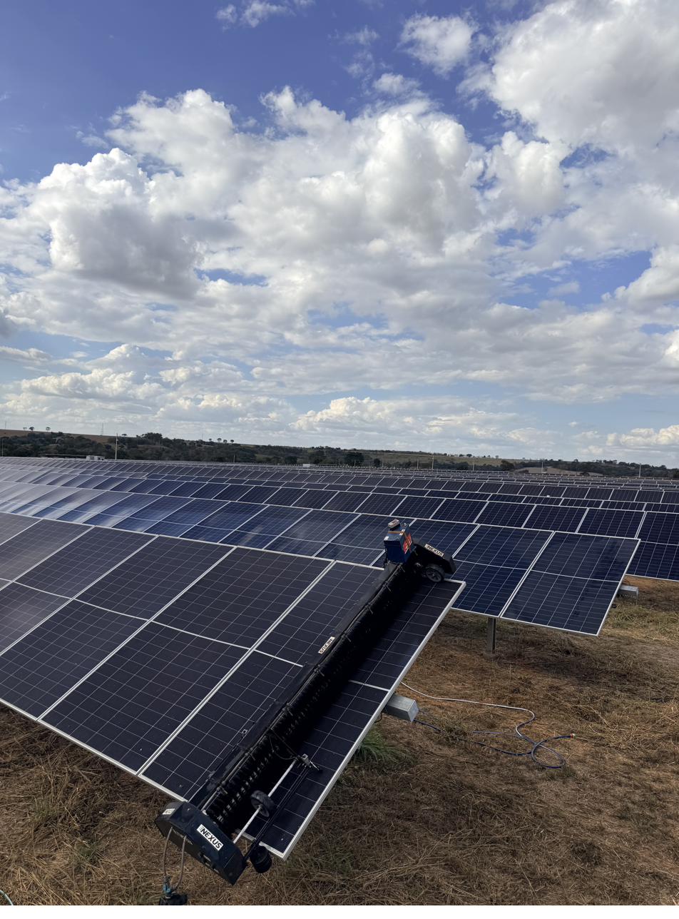 Matrix Clean 1.0 sobre painéis solares, vista frontal