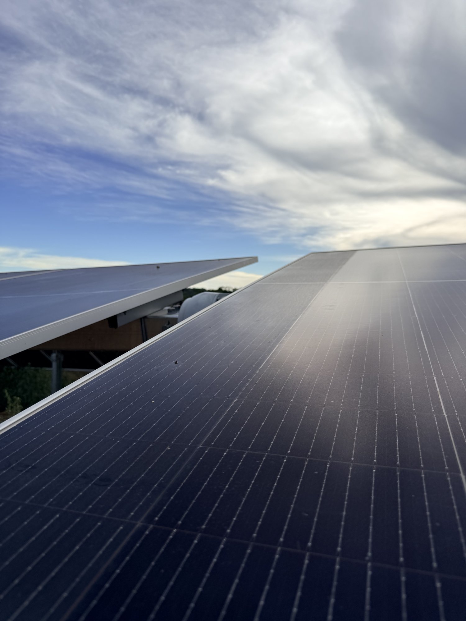 Matrix Clean 1.0 em operação sobre módulos fotovoltaicos