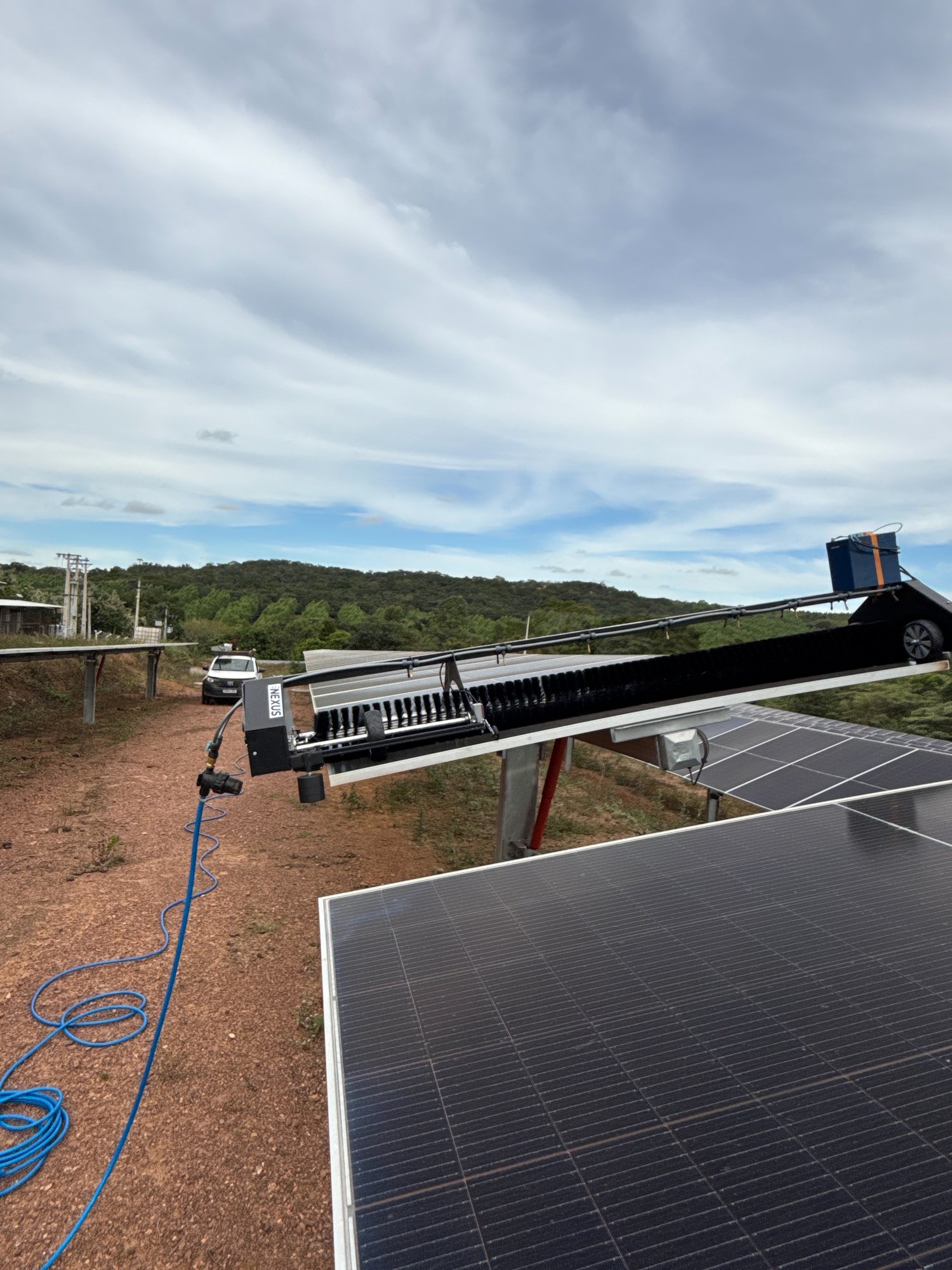 Vista aérea da usina solar com o Matrix Clean 1.0 em operação